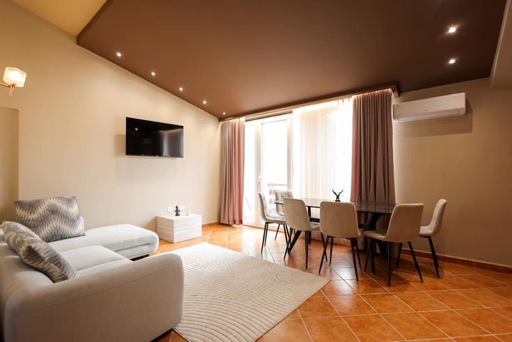 Elegante sala de estar con mobiliario moderno en un apartamento en Building bulevardi i pishave - grandstay-collection - 1542727 en Golem, Golem