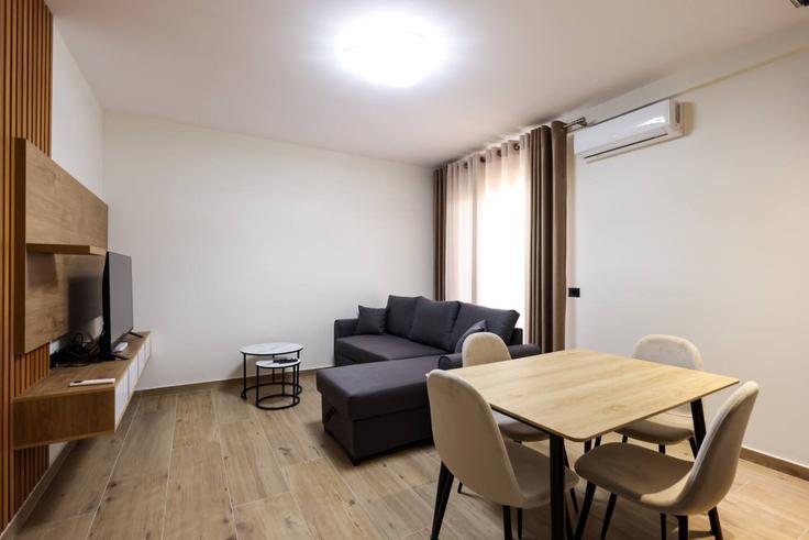 Durrës DurrësのBuilding Rruga Pavaresia - grandstay-collection - 1556344のアパートメントにある、モダンな家具を備えたエレガントなデザインのリビングルーム