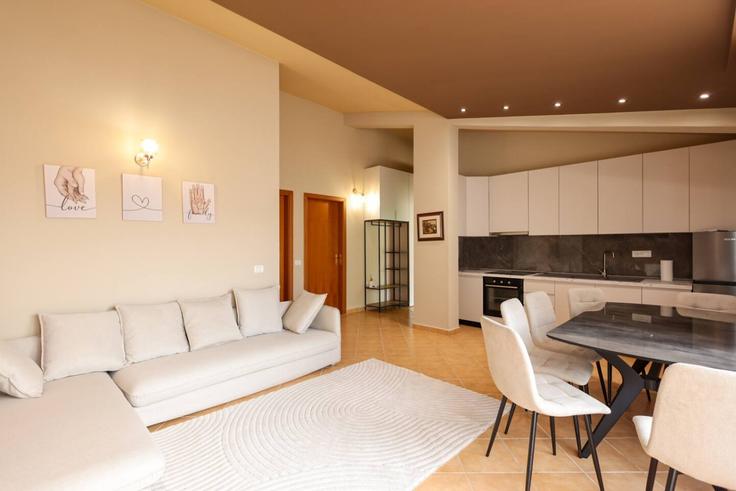 Elegante sala de estar con mobiliario moderno en un apartamento en Building bulevardi i pishave - grandstay-collection - 1568804 en Golem, Golem