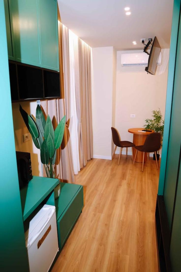 Elegante sala de estar con mobiliario moderno en un apartamento en Building Rruga Fan Noli - grandstay-collection - 1642164 en Golem, Golem
