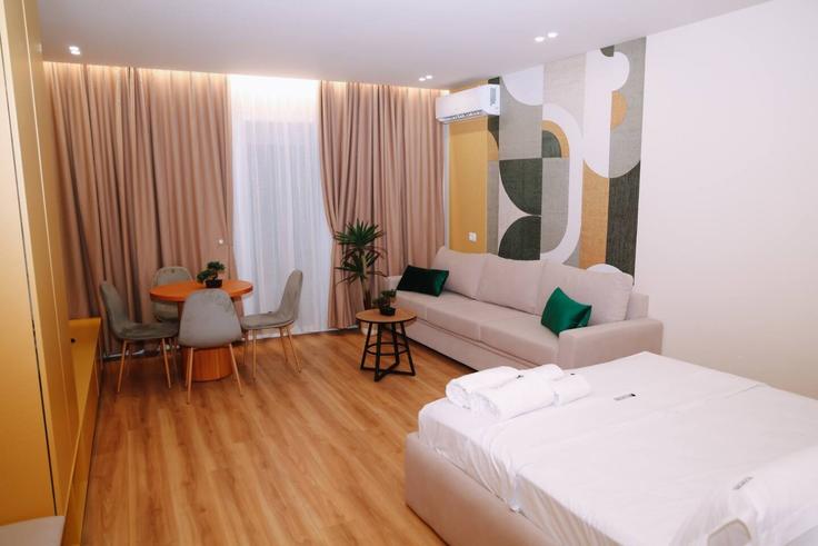 Elegante sala de estar con mobiliario moderno en un apartamento en Building 6GXF+QGC - grandstay-collection - 1642167 en Golem, Golem