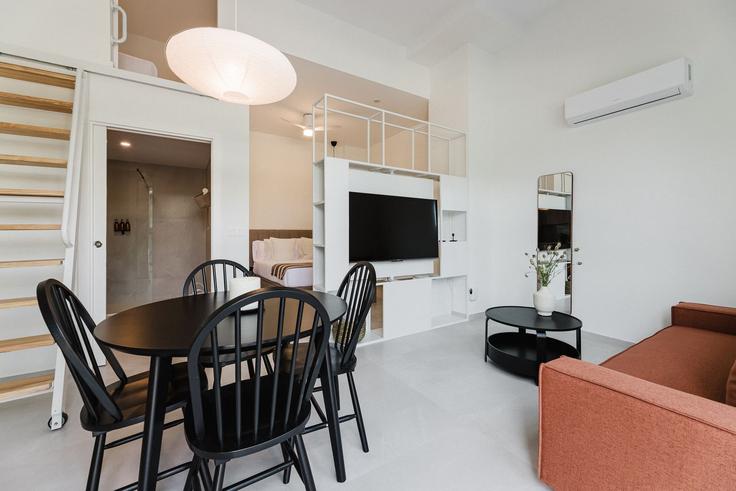 Sala de estar elegantemente projetada com móveis modernos em um apartamento no Building Carrer de la Democràcia - granturia - 1272068 - MAD em L'Olivereta, Valencia