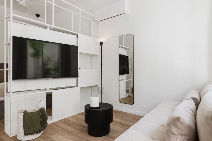 Sala de estar elegantemente projetada com móveis modernos em um apartamento no Building Carrer de la Democràcia - granturia - 1273087 - MAD em L'Olivereta, Valencia