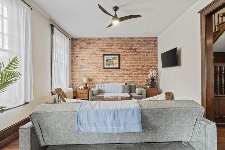Elegante sala de estar con mobiliario moderno en un apartamento en Building New Hampshire Avenue Northwest - greatdwellings - 1633305 en Washington, Washington Elegante sala de estar con mobiliario moderno en un apartamento en Building New Hampshire Avenue Northwest - greatdwellings - 1633305 en Washington, Washington