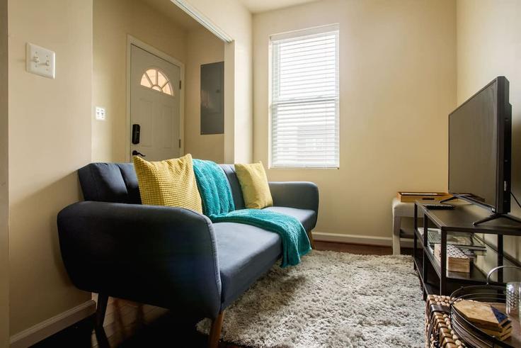 Elegante sala de estar con mobiliario moderno en un apartamento en Building H Street Northeast - greatdwellings - 1633297 en Washington, Washington Elegante sala de estar con mobiliario moderno en un apartamento en Building H Street Northeast - greatdwellings - 1633297 en Washington, Washington