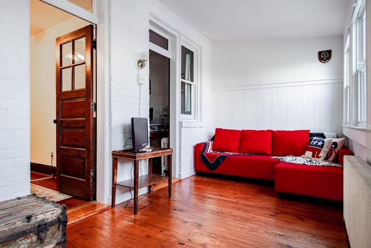 Elegante sala de estar con mobiliario moderno en un apartamento en Building E Street NE - greatdwellings - 1633302 en Washington, Washington Elegante sala de estar con mobiliario moderno en un apartamento en Building E Street NE - greatdwellings - 1633302 en Washington, Washington
