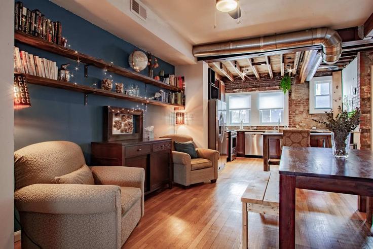 Elegante sala de estar con mobiliario moderno en un apartamento en Building West Virginia Avenue Northeast - greatdwellings - 1633284 en Washington, Washington Elegante sala de estar con mobiliario moderno en un apartamento en Building West Virginia Avenue Northeast - greatdwellings - 1633284 en Washington, Washington