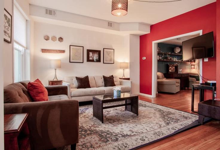 Salle de séjour élégante avec mobilier moderne dans un appartement à Building West Virginia Avenue Northeast - greatdwellings - 1633284 à Washington, Washington Salle de séjour élégante avec mobilier moderne dans un appartement à Building West Virginia Avenue Northeast - greatdwellings - 1633284 à Washington, Washington