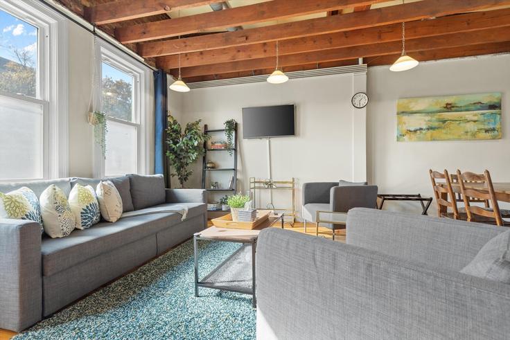 Sala de estar elegantemente projetada com móveis modernos em um apartamento no Building Pennsylvania Avenue Southeast - greatdwellings - 1633290 em Washington, Washington Sala de estar elegantemente projetada com móveis modernos em um apartamento no Building Pennsylvania Avenue Southeast - greatdwellings - 1633290 em Washington, Washington