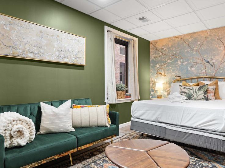 Sala de estar elegantemente projetada com móveis modernos em um apartamento no Building K Street Northwest - greatdwellings - 1633287 em Washington, Washington Sala de estar elegantemente projetada com móveis modernos em um apartamento no Building K Street Northwest - greatdwellings - 1633287 em Washington, Washington