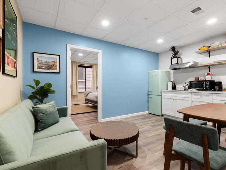 Washington WashingtonのBuilding K Street Northwest - greatdwellings - 1633301のアパートメントにある、モダンな家具を備えたエレガントなデザインのリビングルーム