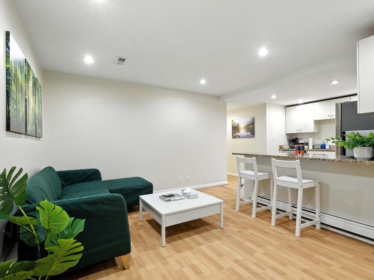 Washington, Washington에 위치한 Building Upton Street Northwest - greatdwellings - 1296217 - WDC 아파트의 세련된 인테리어가 돋보이는 거실 Washington, Washington에 위치한 Building Upton Street Northwest - greatdwellings - 1296217 - WDC 아파트의 세련된 인테리어가 돋보이는 거실