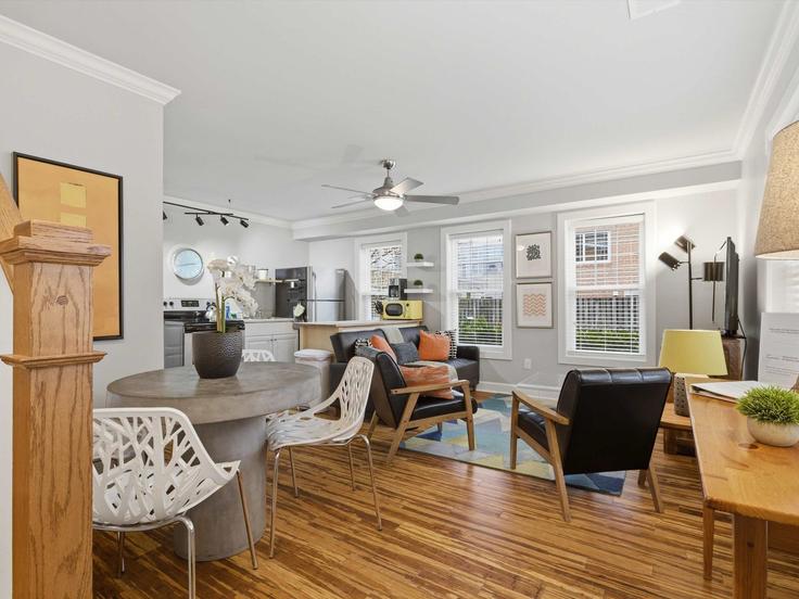Sala de estar elegantemente projetada com móveis modernos em um apartamento no Building North Highland Street - greatdwellings - 1633308 em Arlington, Arlington Sala de estar elegantemente projetada com móveis modernos em um apartamento no Building North Highland Street - greatdwellings - 1633308 em Arlington, Arlington
