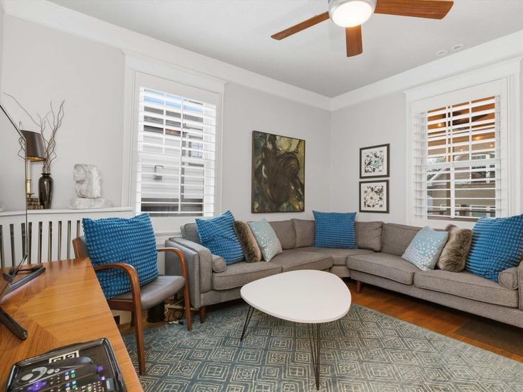 Arlington, Arlington에 위치한 Building North Highland Street - greatdwellings - 1633288 유닛의 세련된 인테리어가 돋보이는 거실