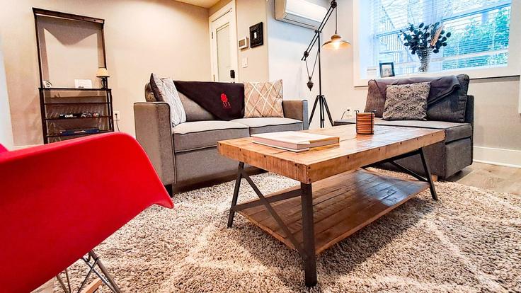 Building Flagler Place Northwest - greatdwellings - 1037759 - WDC adresindeki bir dairede modern mobilyalarla zarif bir şekilde tasarlanmış oturma odası Washington, Washington Building Flagler Place Northwest - greatdwellings - 1037759 - WDC adresindeki bir dairede modern mobilyalarla zarif bir şekilde tasarlanmış oturma odası Washington, Washington