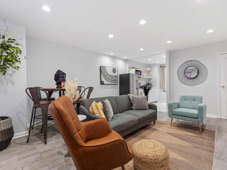 Salle de séjour élégante avec mobilier moderne dans un appartement à Building 16th Street Northwest - greatdwellings - 1037743 - WDC à Washington, Washington