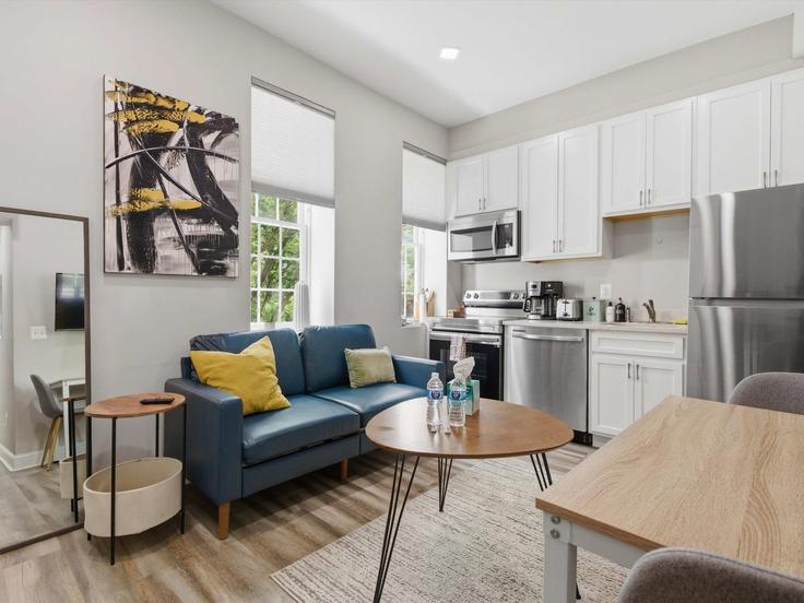 Sala de estar elegantemente projetada com móveis modernos em um apartamento no Building 7th Street Southeast - greatdwellings - 1596992 em Washington, Washington