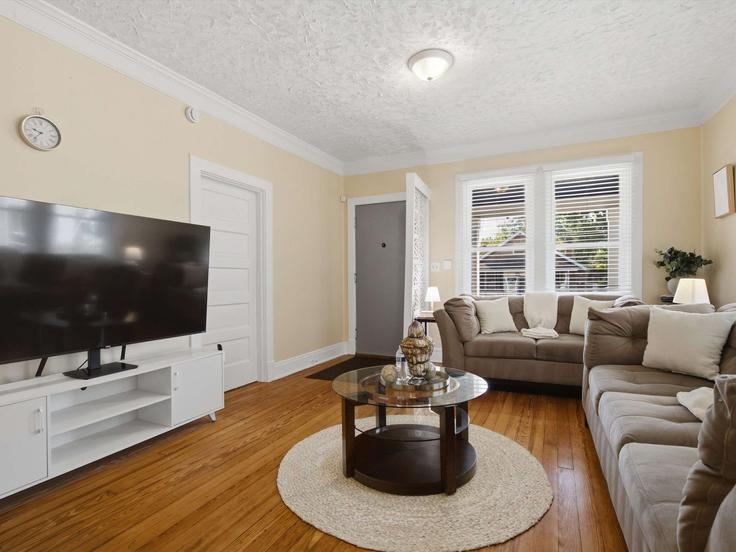 Sala de estar elegantemente projetada com móveis modernos em um apartamento no Building Burke Avenue - greatdwellings - 1633300 em Alexandria, Alexandria Sala de estar elegantemente projetada com móveis modernos em um apartamento no Building Burke Avenue - greatdwellings - 1633300 em Alexandria, Alexandria