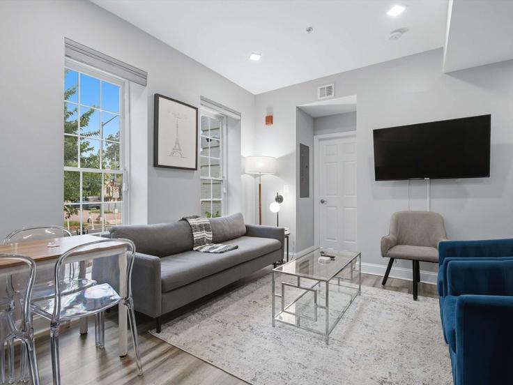 Elegant gestaltetes Wohnzimmer mit moderner Einrichtung in einer Wohnung im Building 7th Street Southeast - greatdwellings - 1596994 in Washington, Washington Elegant gestaltetes Wohnzimmer mit moderner Einrichtung in einer Wohnung im Building 7th Street Southeast - greatdwellings - 1596994 in Washington, Washington