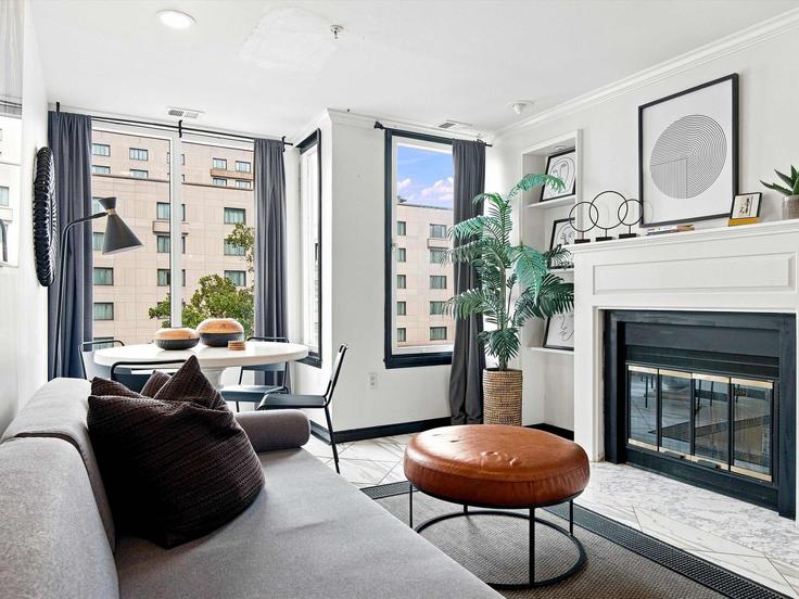 Salle de séjour élégante avec mobilier moderne dans un appartement à Building 16th Street Northwest - greatdwellings - 1238460 - WDC à Washington, Washington