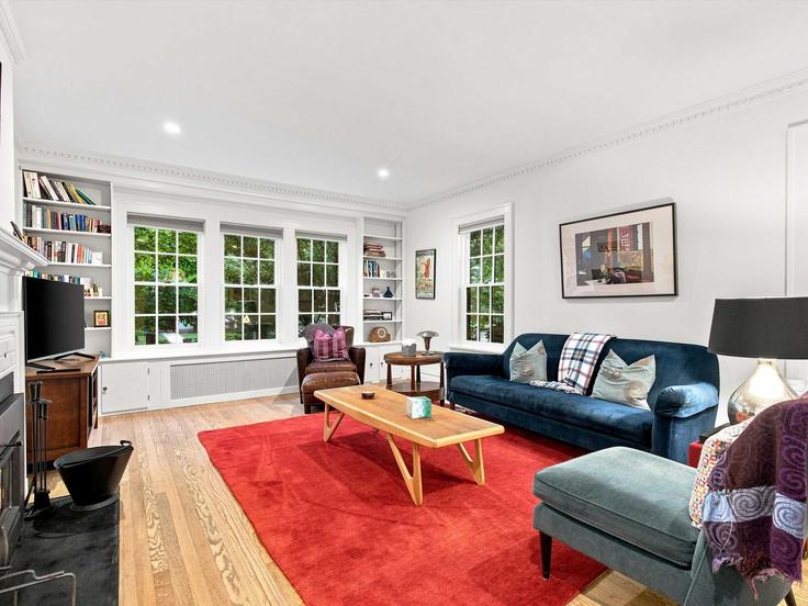 Elegante sala de estar con mobiliario moderno en un apartamento en Building Brandywine Street Northwest - greatdwellings - 1643097 en Washington, Washington Elegante sala de estar con mobiliario moderno en un apartamento en Building Brandywine Street Northwest - greatdwellings - 1643097 en Washington, Washington