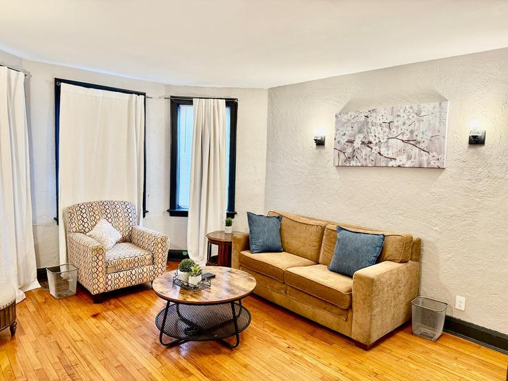 Salle de séjour élégante avec mobilier moderne dans un appartement à Building South Sacramento Avenue - green-building-partners - 1521929 à Chicago, Chicago