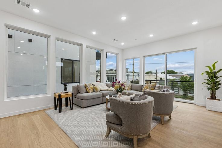 Salle de séjour élégante avec mobilier moderne dans un appartement à Building Gretna Street - gretna-townhomes-llc-1 - 1581415 à Dallas, Dallas