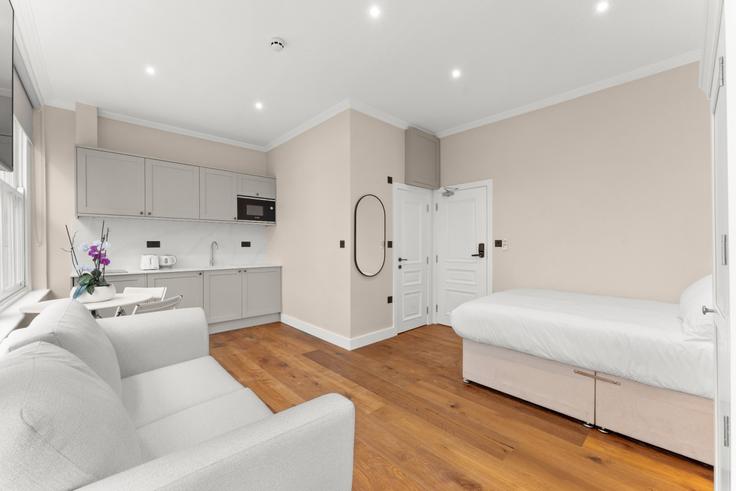 Elegant gestaltetes Wohnzimmer mit moderner Einrichtung in einer Wohnung im Building Curtain Road - grove-heights-shoreditch - 1516289 in London Borough of Hackney, London