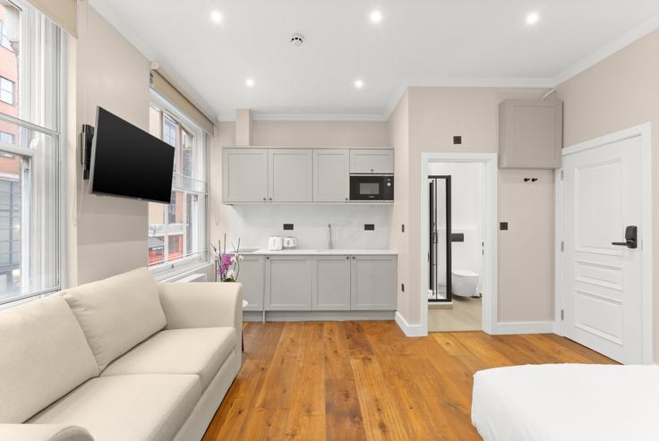 Elegante sala de estar con mobiliario moderno en un apartamento en Building Curtain Road - grove-heights-shoreditch - 1516294 en London Borough of Hackney, London Elegante sala de estar con mobiliario moderno en un apartamento en Building Curtain Road - grove-heights-shoreditch - 1516294 en London Borough of Hackney, London