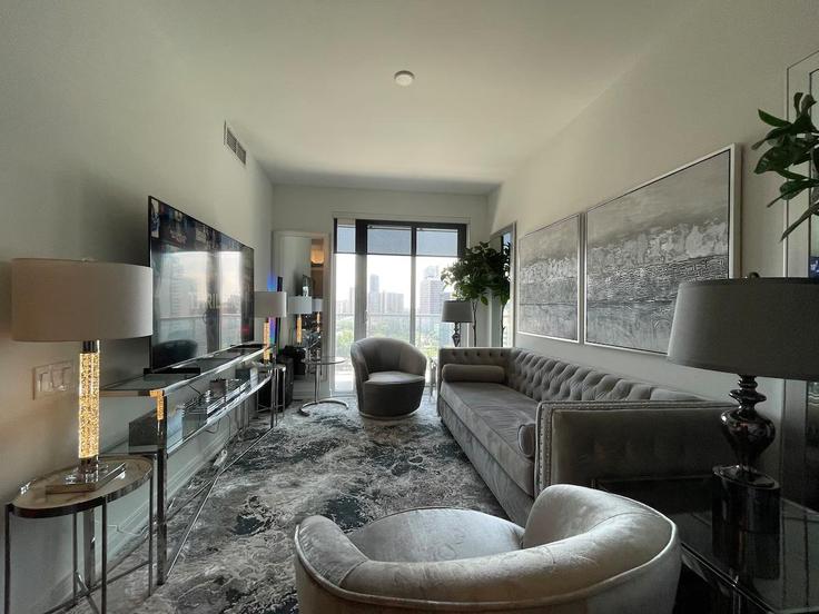 Elegante sala de estar con mobiliario moderno en un apartamento en Building Saint Joseph Street - guanghong-property-management-inc - 1473107 en Old Toronto, Toronto Elegante sala de estar con mobiliario moderno en un apartamento en Building Saint Joseph Street - guanghong-property-management-inc - 1473107 en Old Toronto, Toronto