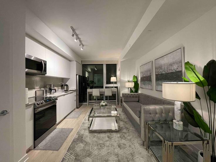 Building Clarence Square - guanghong-property-management-inc - 1460201 adresindeki bir dairede modern mobilyalarla zarif bir şekilde tasarlanmış oturma odası Old Toronto, Toronto Building Clarence Square - guanghong-property-management-inc - 1460201 adresindeki bir dairede modern mobilyalarla zarif bir şekilde tasarlanmış oturma odası Old Toronto, Toronto