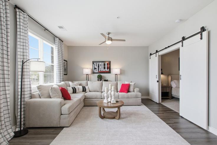 Elegant gestaltetes Wohnzimmer mit moderner Einrichtung in einer Wohnung im Building Prince Avenue - guest-haus-company - 1604418 in Athens, Athens