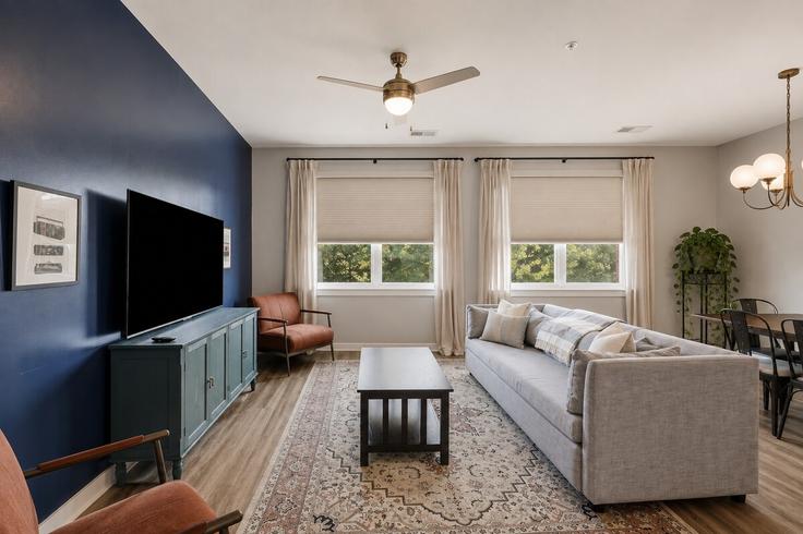 Elegant gestaltetes Wohnzimmer mit moderner Einrichtung in einer Wohnung im Building Prince Avenue - guest-haus-company - 1623827 in Athens, Athens