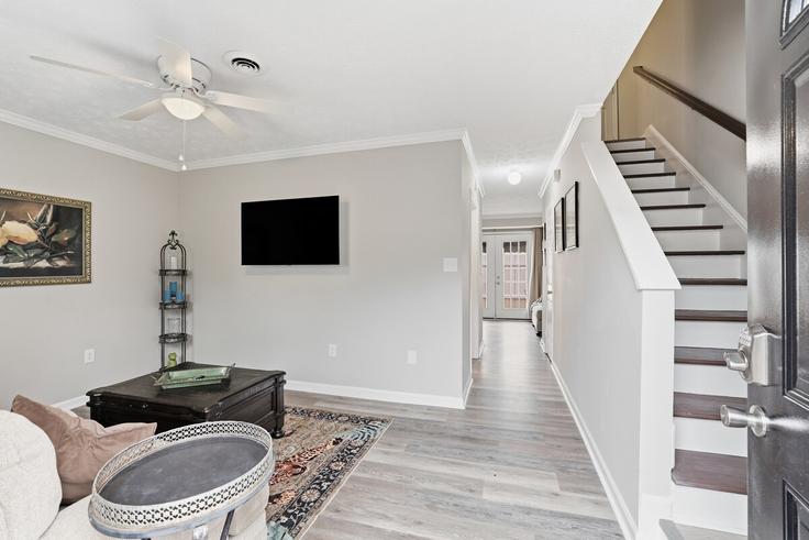 Elegant gestaltetes Wohnzimmer mit moderner Einrichtung in einer Wohnung im Building Barnett Shoals Road - guest-haus-company - 1586512 in Athens, Athens