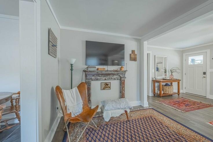 Athens, Athens에 위치한 Building First Street - guest-haus-company - 1586499 유닛의 세련된 인테리어가 돋보이는 거실 Athens, Athens에 위치한 Building First Street - guest-haus-company - 1586499 유닛의 세련된 인테리어가 돋보이는 거실
