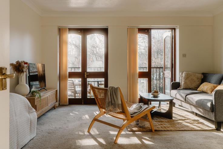 Elegante sala de estar con mobiliario moderno en un apartamento en Building Fletcher Street - guesthug - 1384106 en London Borough of Tower Hamlets, London Elegante sala de estar con mobiliario moderno en un apartamento en Building Fletcher Street - guesthug - 1384106 en London Borough of Tower Hamlets, London