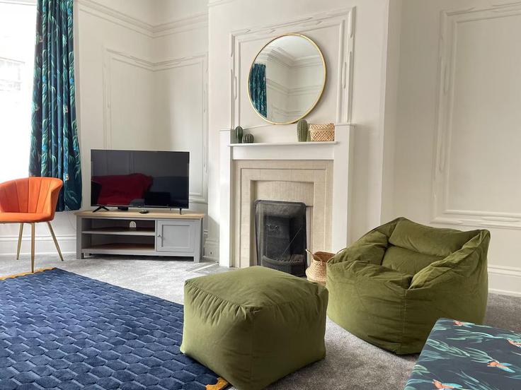 Elegant gestaltetes Wohnzimmer mit moderner Einrichtung in einer Wohnung im Building Newtown Street - guestincaseltd - 1345470 in Leicester, Leicester Elegant gestaltetes Wohnzimmer mit moderner Einrichtung in einer Wohnung im Building Newtown Street - guestincaseltd - 1345470 in Leicester, Leicester