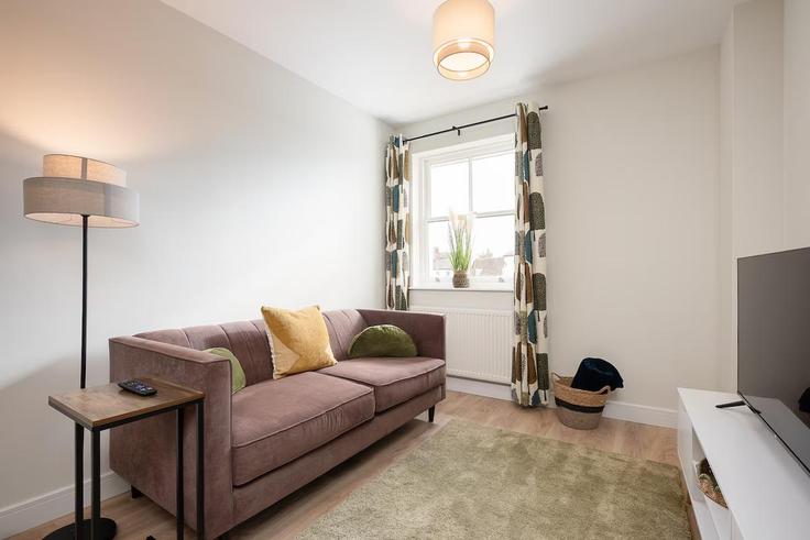 Elegante sala de estar con mobiliario moderno en un apartamento en Building Bure Place - guestincaseltd - 1345460 en Cherwell District, Bicester