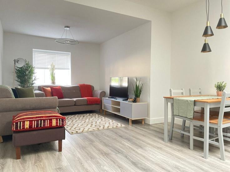 Elegante sala de estar con mobiliario moderno en un apartamento en Building Crown Walk - guestincaseltd - 1345463 en Cherwell District, Bicester