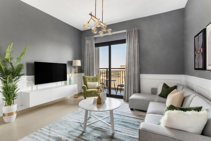 Elegante sala de estar con mobiliario moderno en un apartamento en Building Tariaq Bedon Esm - guestready-dxb - 1497177 en Al Yalayis 2, Dubai