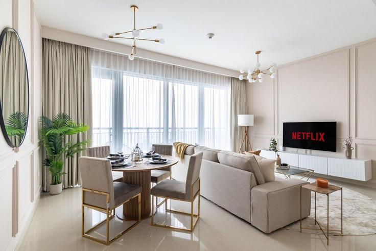 Salle de séjour élégante avec mobilier moderne dans un appartement à Building Tariaq Bedon Esm - guestready-dxb - 1502423 à Al Kheeran First, Dubai