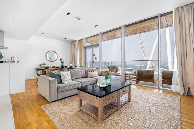 Marsa Dubai, Dubai에 위치한 Building Tariaq Bedon Esm - guestready-dxb - 1386962 유닛의 세련된 인테리어가 돋보이는 거실