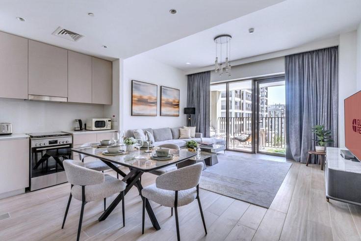 Building Tariaq Bedon Esm - guestready-dxb - 1497105 adresindeki bir dairede modern mobilyalarla zarif bir şekilde tasarlanmış oturma odası Ras Al Khor, Dubai