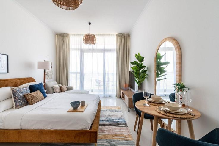 Elegant gestaltetes Wohnzimmer mit moderner Einrichtung in einer Wohnung im Building D54 - guestready-dxb - 1386954 in Dubai, Dubai