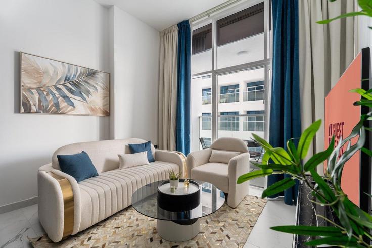Building Tariaq Bedon Esm - guestready-dxb - 1386939 adresindeki bir dairede modern mobilyalarla zarif bir şekilde tasarlanmış oturma odası Al Barsha, Dubai Building Tariaq Bedon Esm - guestready-dxb - 1386939 adresindeki bir dairede modern mobilyalarla zarif bir şekilde tasarlanmış oturma odası Al Barsha, Dubai