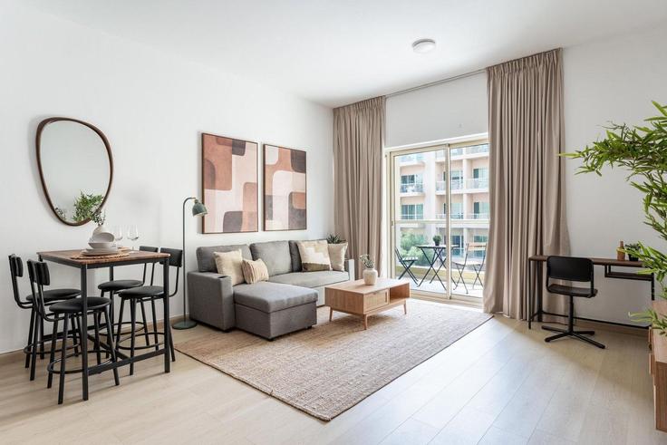 Salle de séjour élégante avec mobilier moderne dans un appartement à Building 5th Street - guestready-dxb - 1502300 à Al Barsha, Dubai