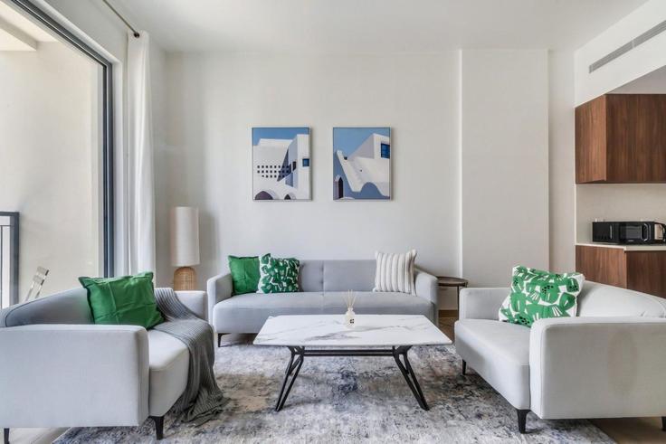 Jumeirah, Dubai에 위치한 Building Tariaq Bedon Esm - guestready-dxb - 1386951 유닛의 세련된 인테리어가 돋보이는 거실