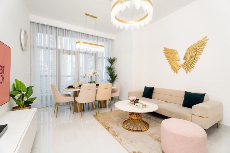 Dubai Marina, Dubai에 위치한 Building Al Sayorah Street - guestready-dxb - 1497116 유닛의 세련된 인테리어가 돋보이는 거실
