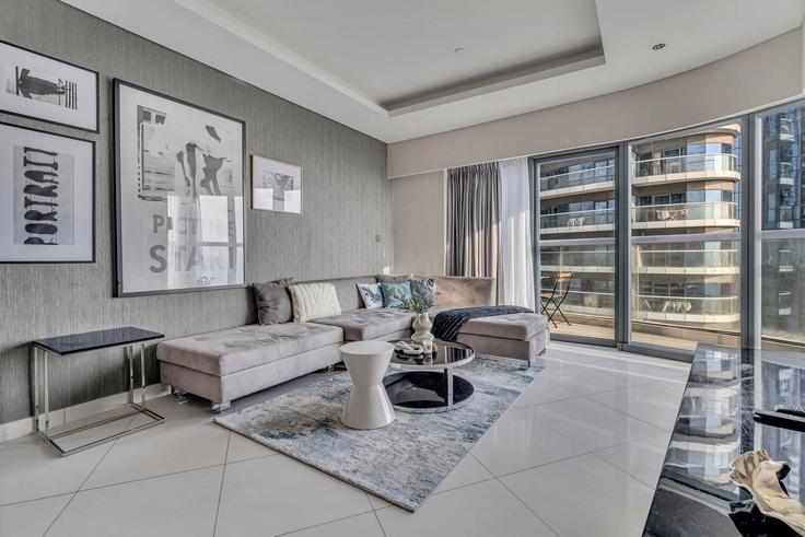 Business Bay, Dubai에 위치한 Building Tariaq Bedon Esm - guestready-dxb - 1497133 유닛의 세련된 인테리어가 돋보이는 거실 Business Bay, Dubai에 위치한 Building Tariaq Bedon Esm - guestready-dxb - 1497133 유닛의 세련된 인테리어가 돋보이는 거실