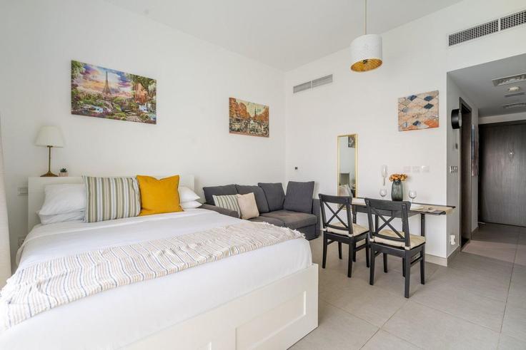 Al Barsha South Second, Dubai에 위치한 Building Tariaq Bedon Esm - guestready-dxb - 1386961 유닛의 세련된 인테리어가 돋보이는 거실